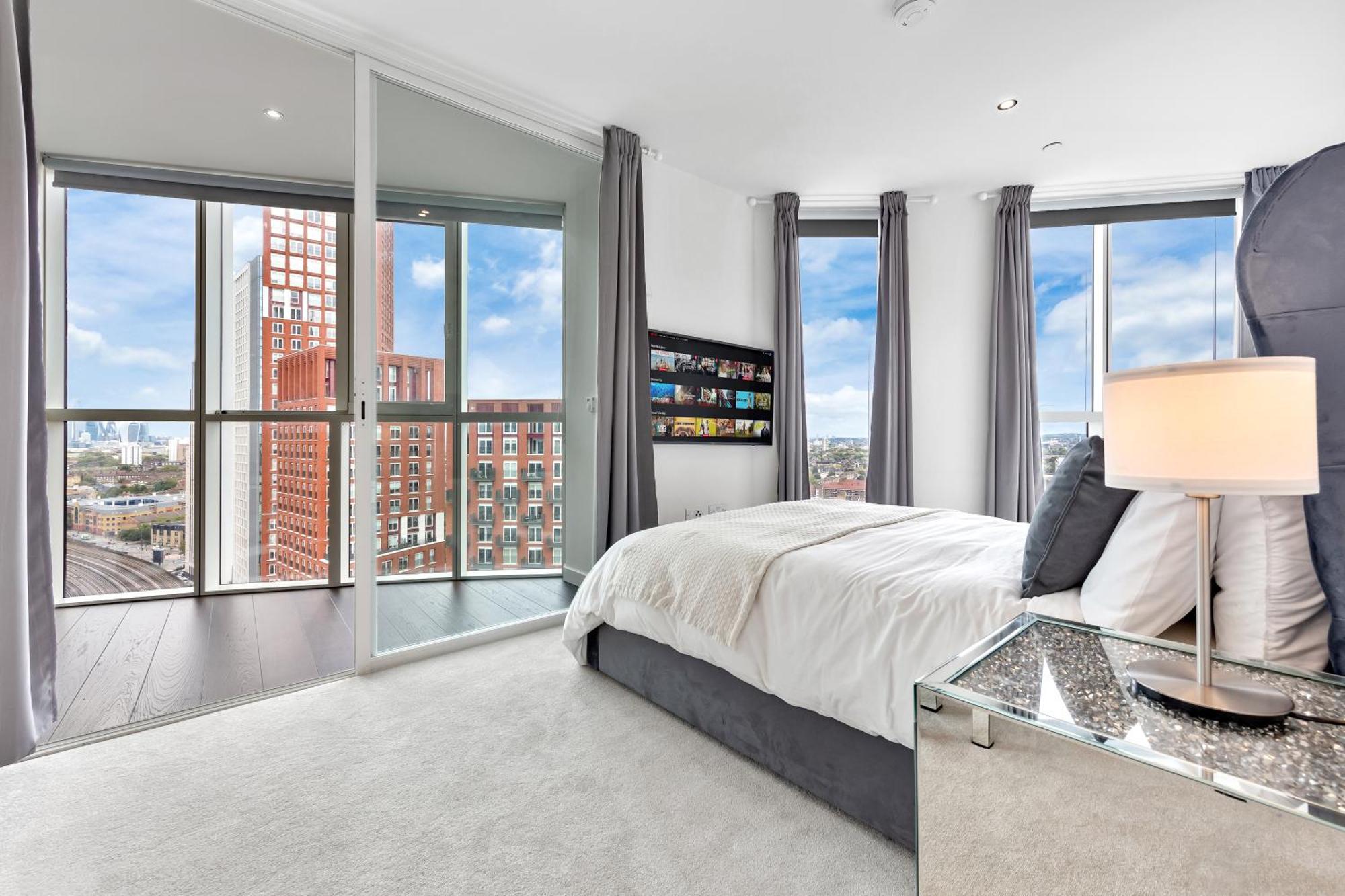 18th Floor Luxury 2 Bedroom, 2 Bathroom Sky View With Rooftop Access & Gym! Unbeatable Experience & Extreme Value! * Londra