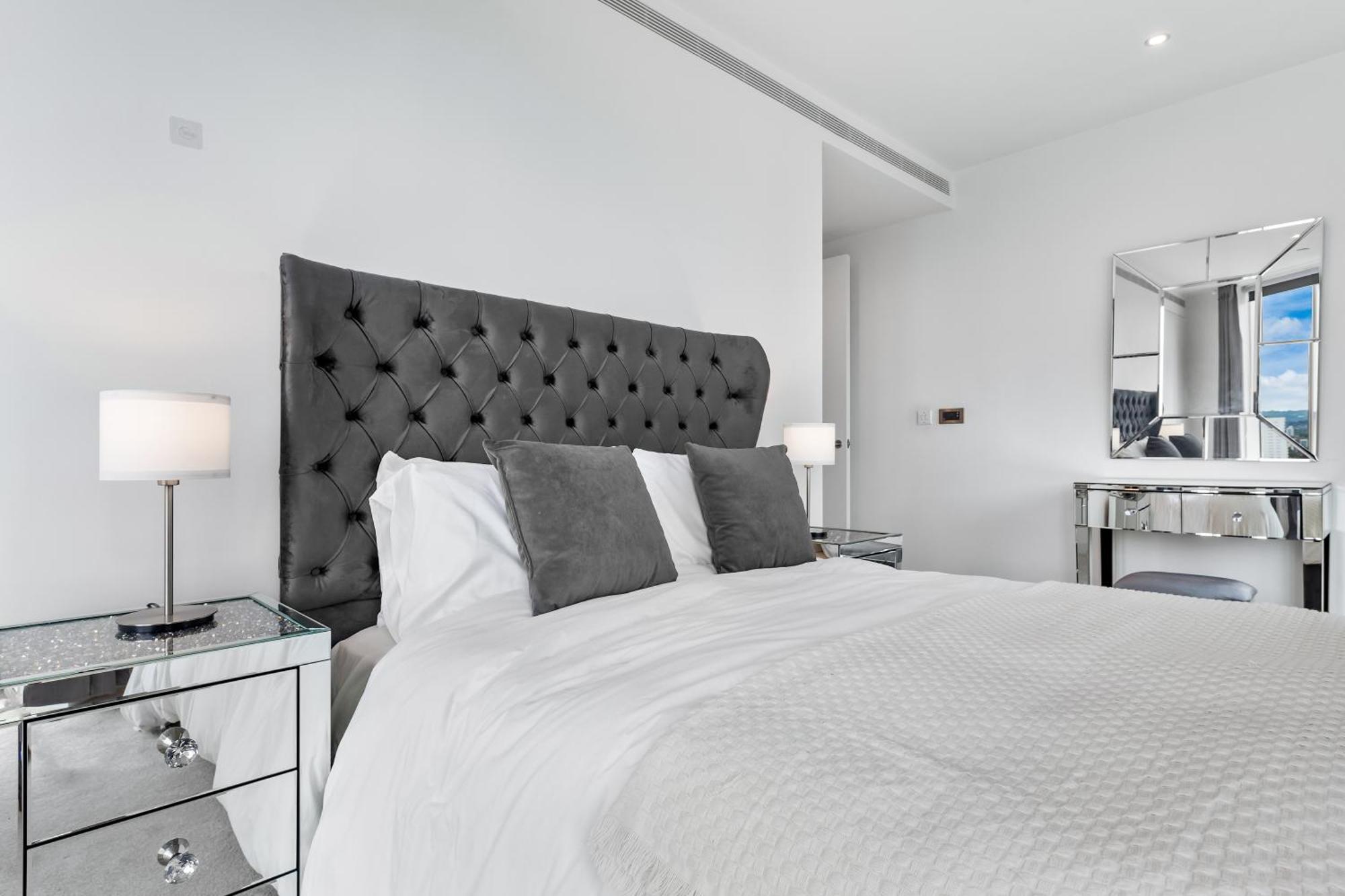 18th Floor Luxury 2 Bedroom, 2 Bathroom Sky View With Rooftop Access & Gym! Unbeatable Experience & Extreme Value! * Londra